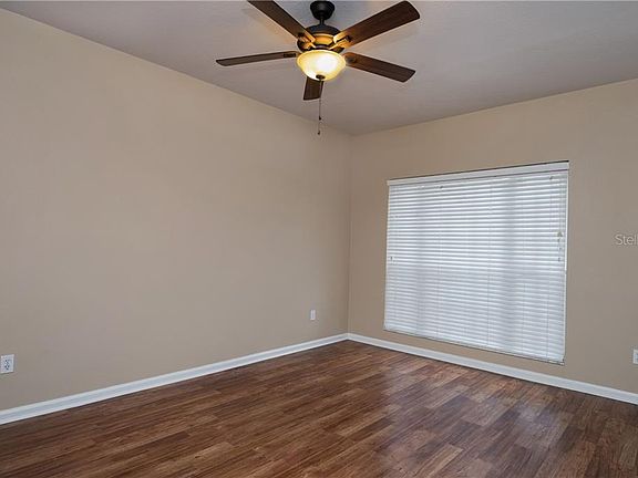 5th image of 402 Hanging Moss Cir