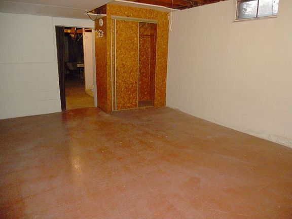 Lower Level Bonus Room
