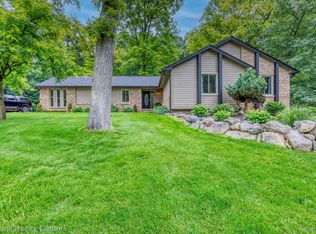 2900 Lynn Dr, White Lake, MI 48386