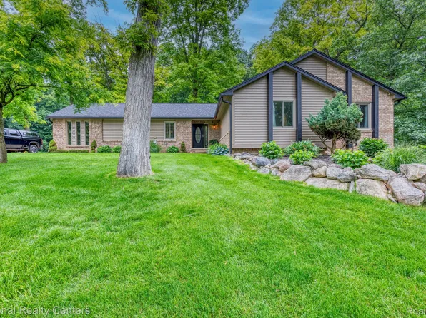 2900 Lynn Dr, White Lake, MI 48386