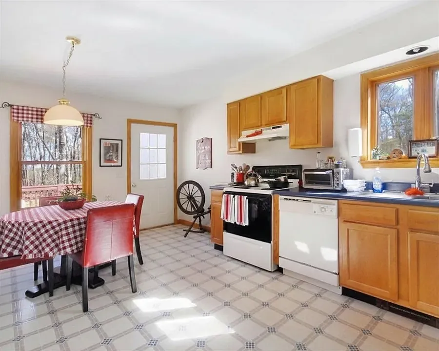 2 bed, 1.5 bath, 1308 sqft, $2,500 — Photo 3