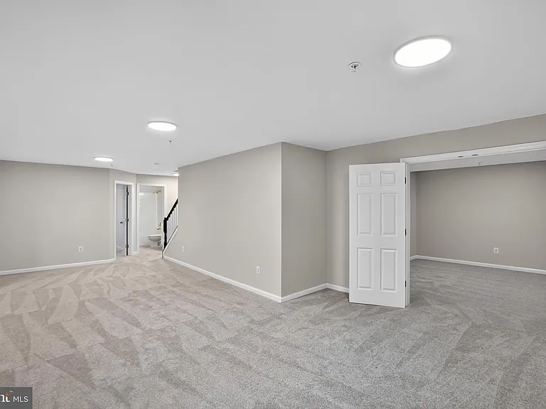 6816 Barlowe Ct — Photo 9
