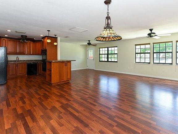 3rd image of 6940 Friendship Dr