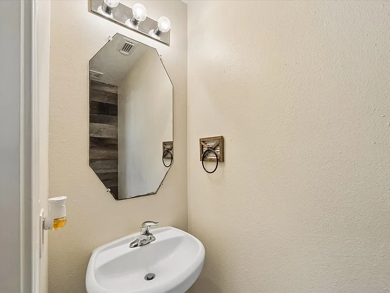 341 Capella Oaks Ln — Photo 5