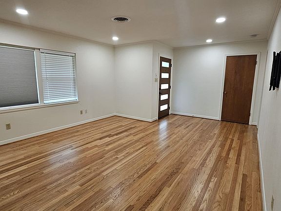 4th image of 1518 Lawrence St