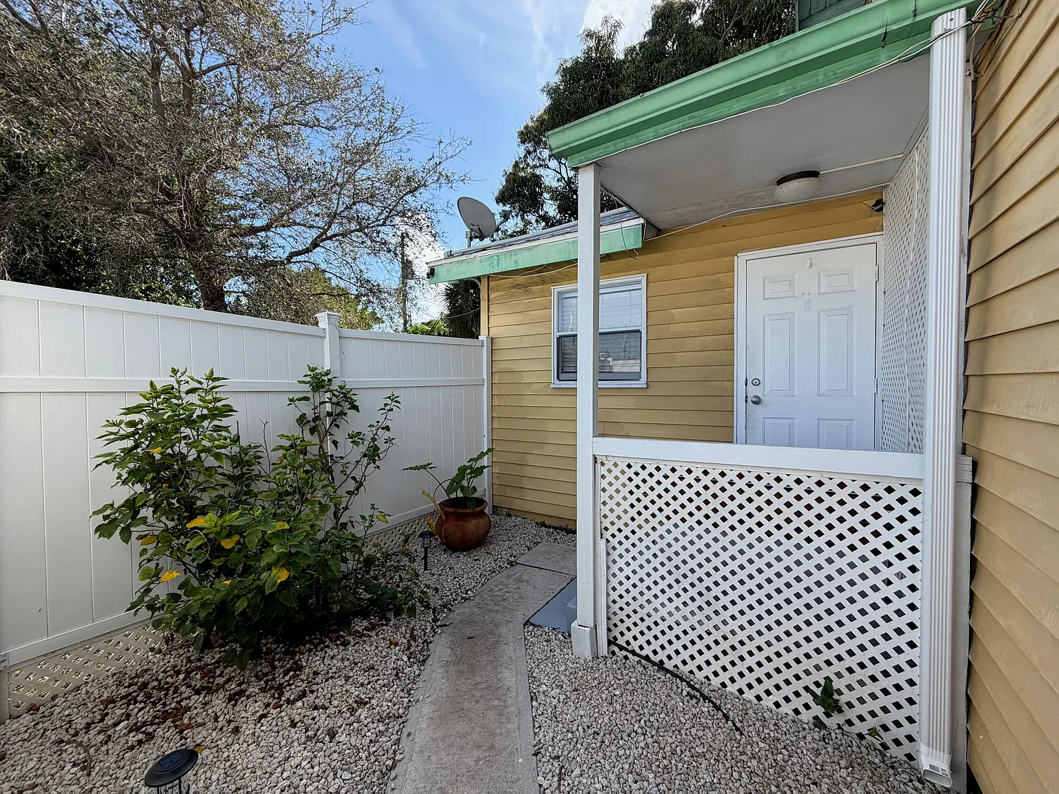 1 bed, 1.0 bath, 420 sqft, $1,900 — Photo 2