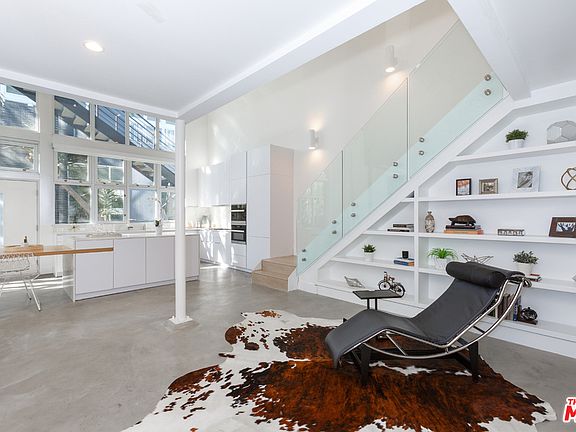 3rd image of 1037 N Laurel Ave APT 1