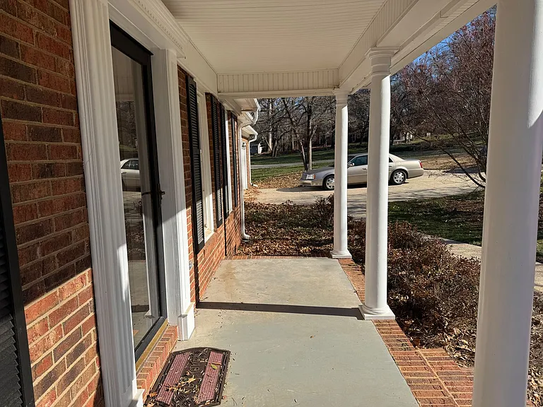 307 Fallingbrook Dr — Photo 3