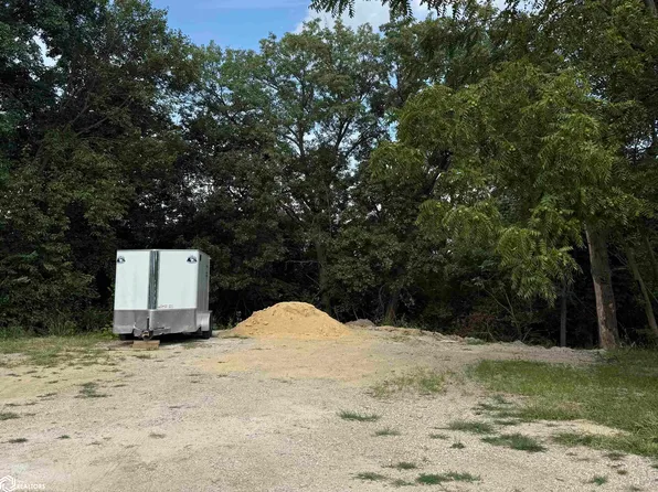 1148 E Ridge Dr, Brooklyn, IA 52211