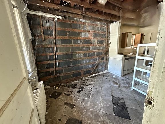 5th image of 3712 Lyme Ave Floor 2