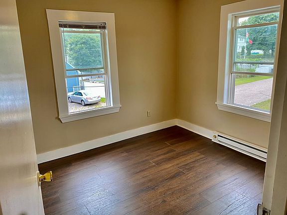 4th image of 92-94 Fisher St #4
