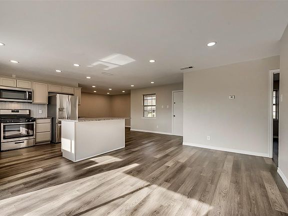 3rd image of 708 Brooks Dr