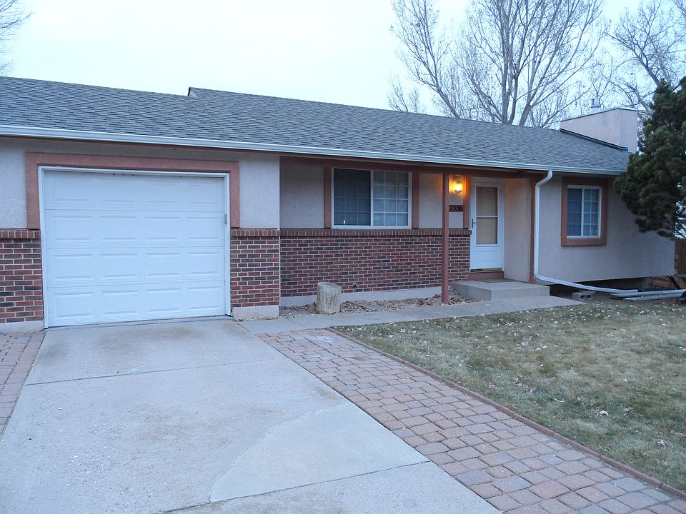 close up of front view of ranch style home with 1 car garage