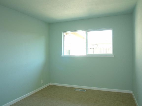 5th image of 2630 Lombard Ave