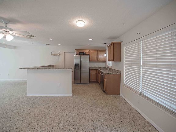 4th image of 3207 20th Ave W