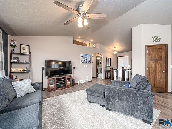 4th image of 708 Marie Dr