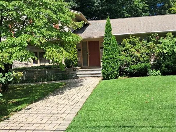 105 Summit Dr, Cranston, RI 02920