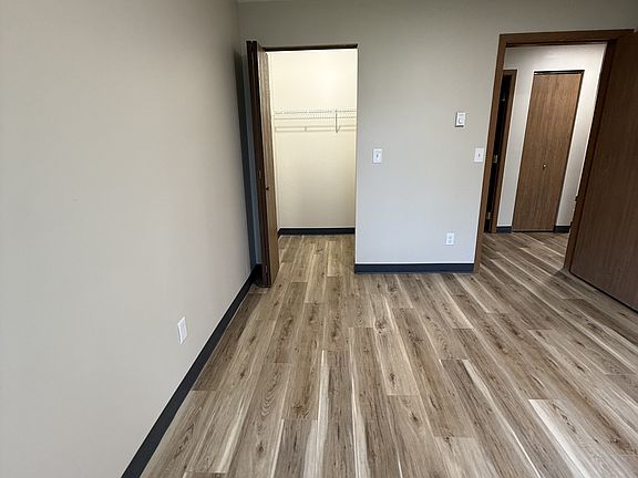 Bedroom w/ walk-in closet