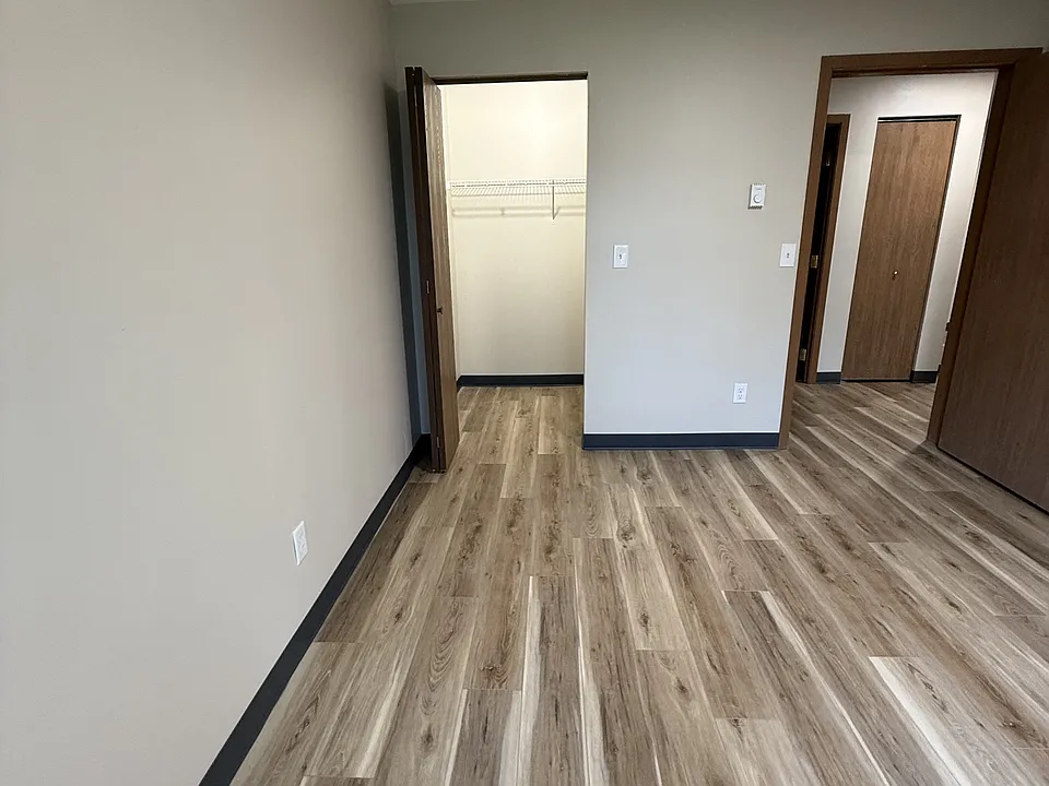 Bedroom w/ walk-in closet