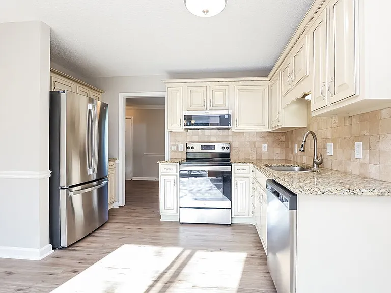111 Dorchester Ct — Photo 8