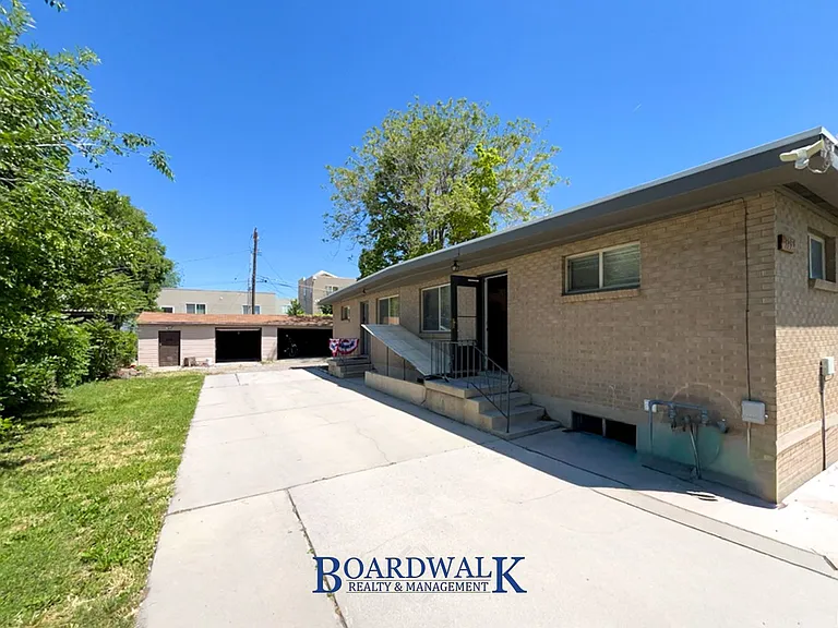325 E Baird Cir — Photo 2