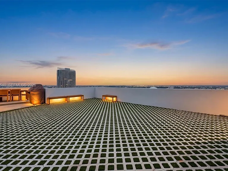 90 SW 3rd St #Penthouse 12 — Photo 8