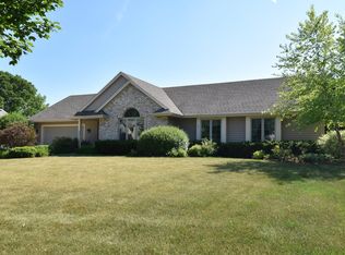 8949 S Redwing Dr, Franklin, WI 53132