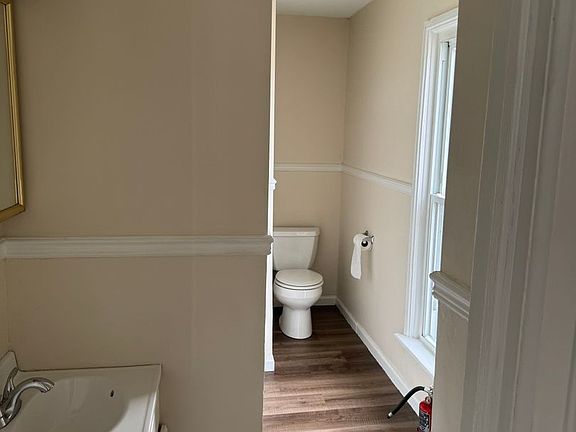 3rd image of 902 W 20th St Floor 2