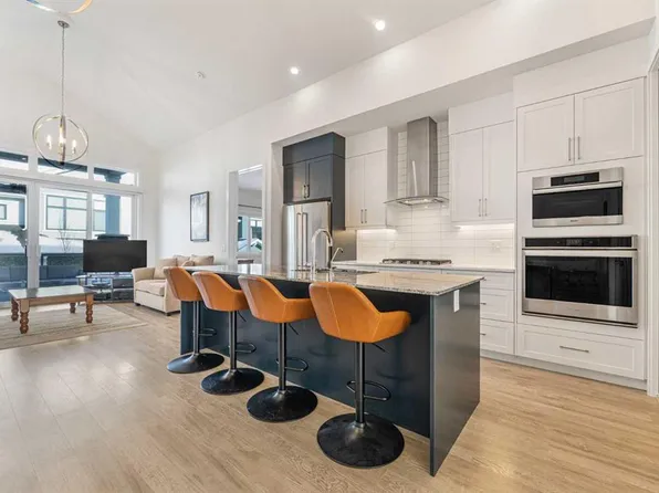 12572 S Crestmont Blvd SW, Calgary, AB T3B 6J5
