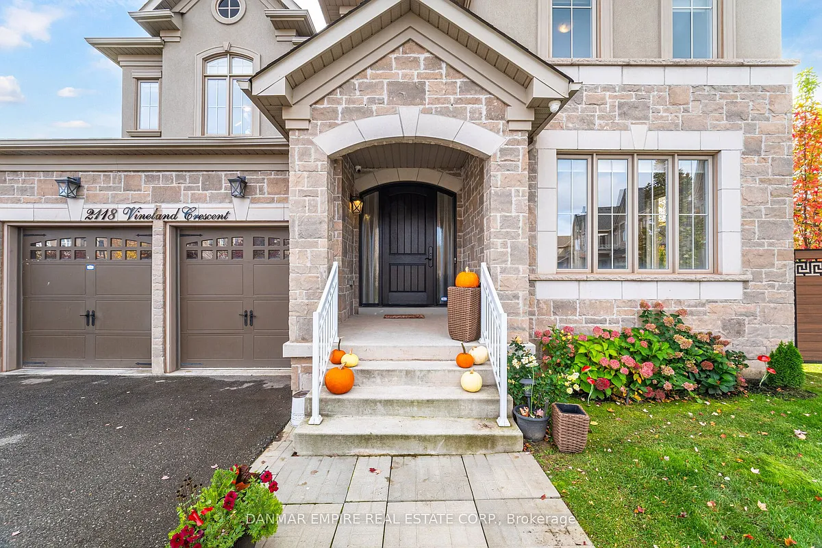 Building Photo - 2118 Vineland Cres