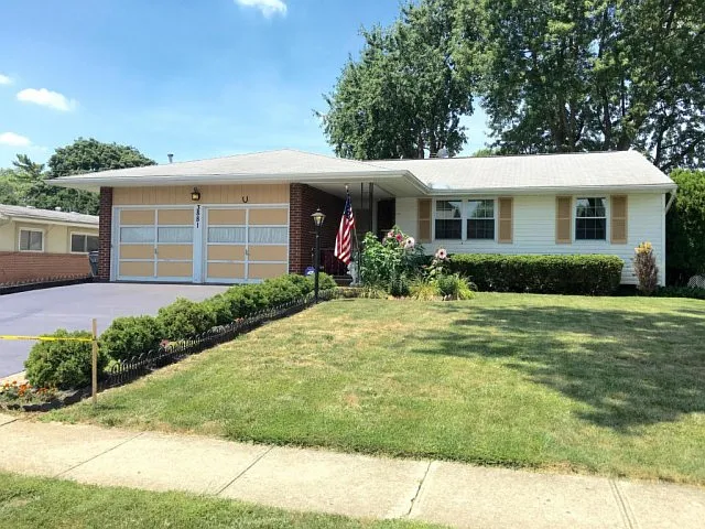 3881 La Rosa Dr photo 1