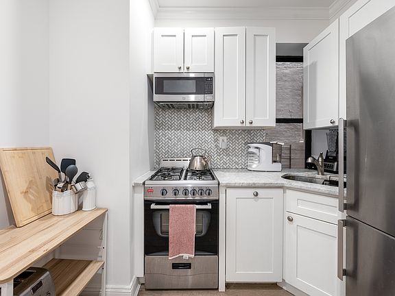 3rd image of 206 W 80th St APT 1E