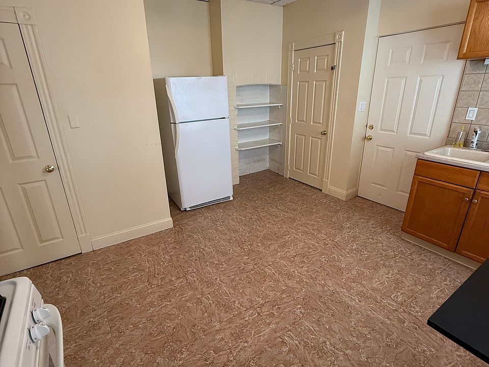 Features a huge pantry, ceiling fan and abundant cabinet storage, comes with a fridge.