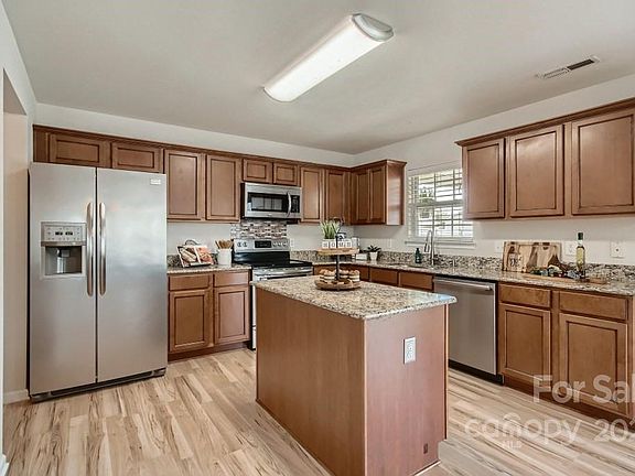 5th image of 744 Juanita Dr