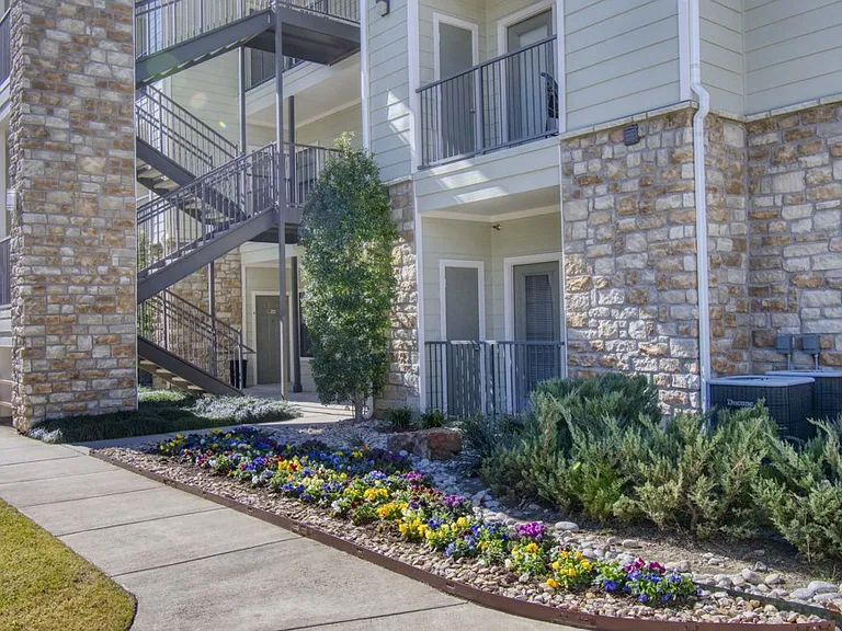 Modern apartment homes with strong curb appeal in Dallas