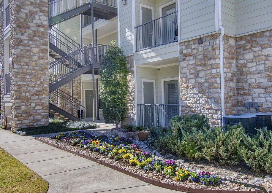 Modern apartment homes with strong curb appeal in Dallas
