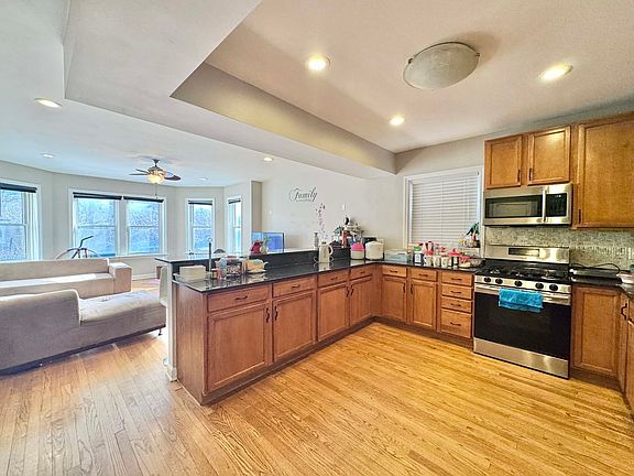 3rd image of 6052 N Claremont Ave #1S