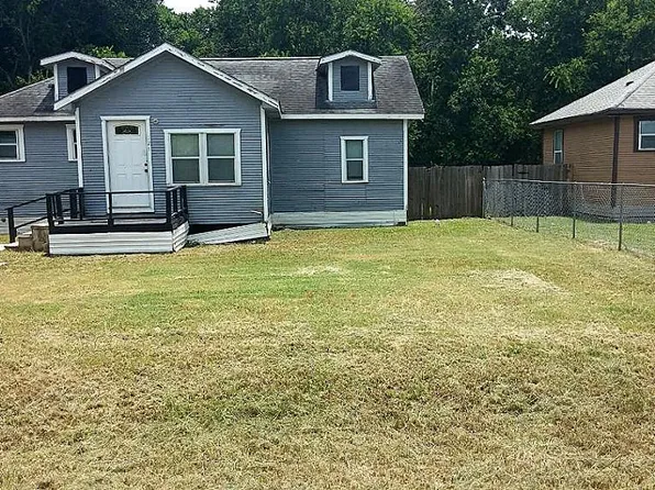 121 W Lee St, Navasota, TX 77868