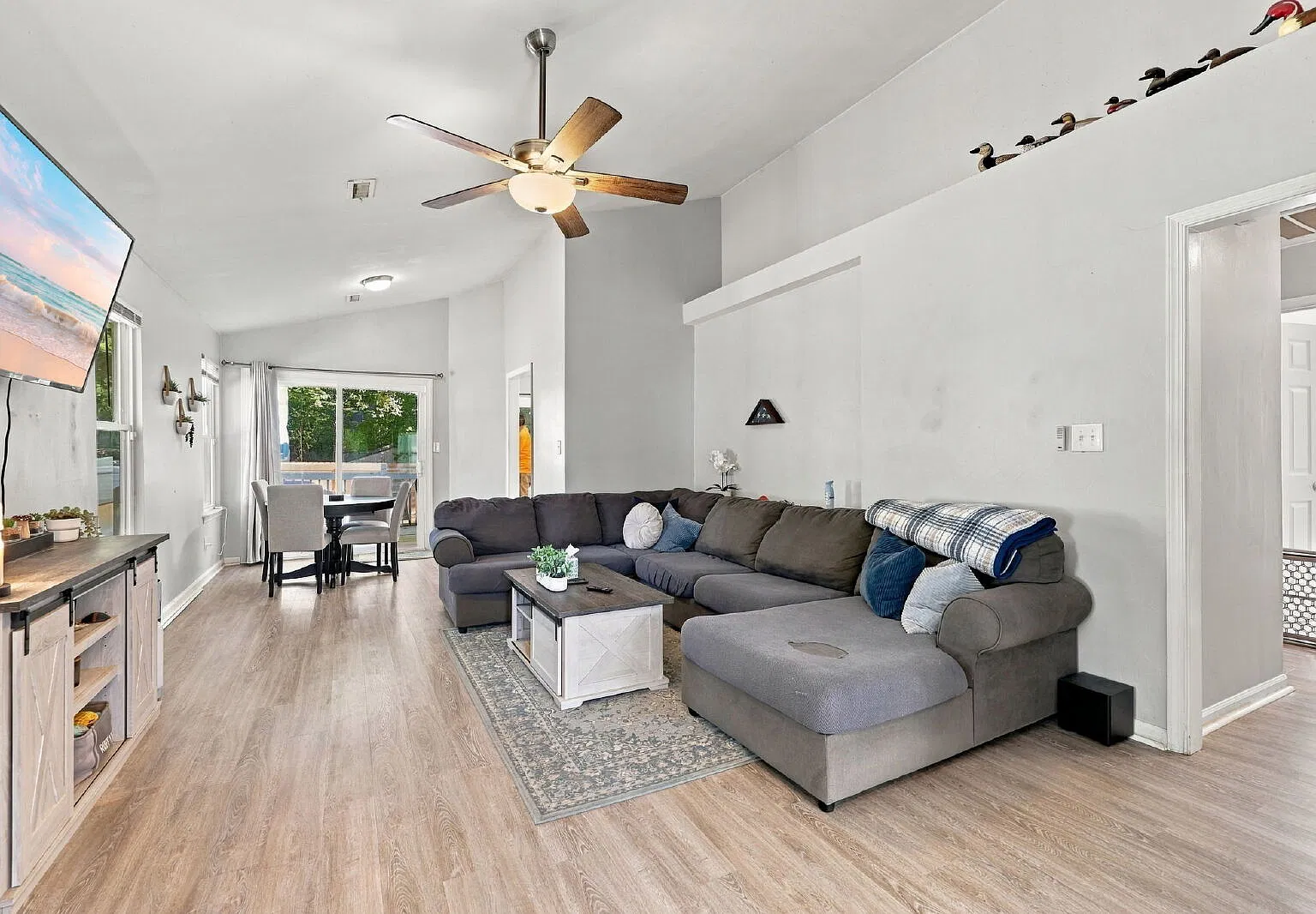 3 bed, 2.0 bath, $2,400 — Photo 4