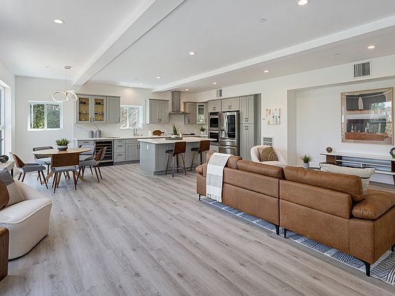 5th image of 2635 Adelbert Ave