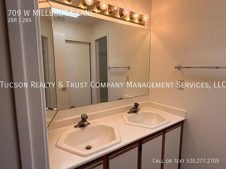 709 W Millbrook Ln — Photo 12