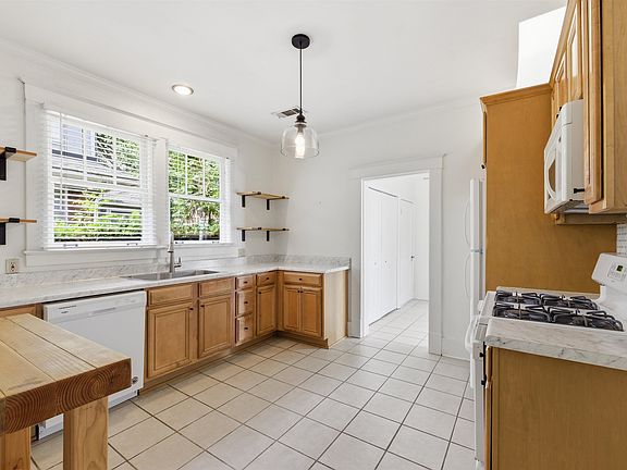 5th image of 704 N Idlewild St