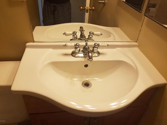 4th image of 1116 E Missouri St
