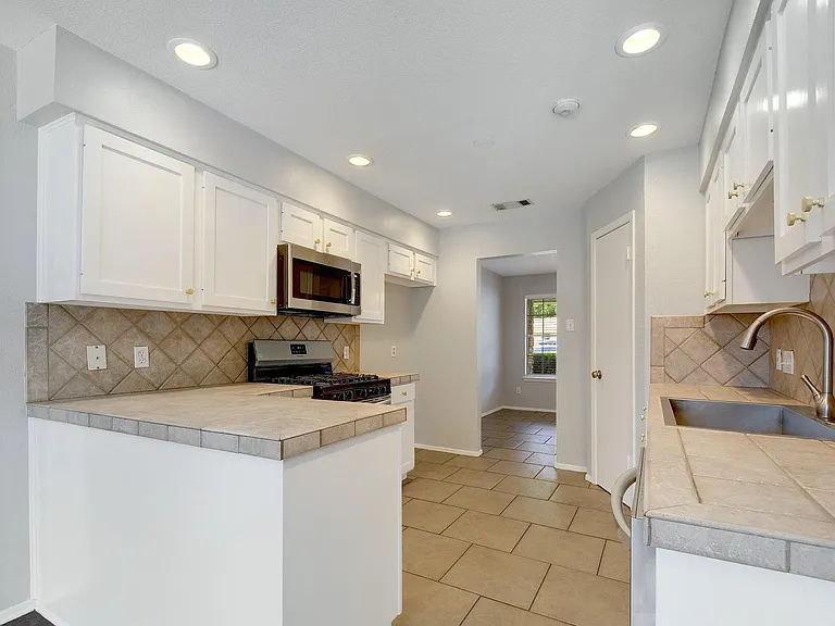 6307 Smith Oak Trl — Photo 12