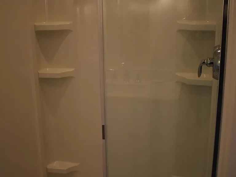 Master Bathroom Shower (en suite).