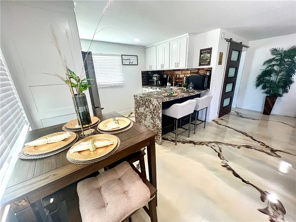2 bed, 1000 sqft, $1,695 — Photo 4