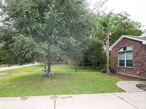 Spacious front and back yard at 12366 Green Ridge Dr, at Lake Conroe Hills