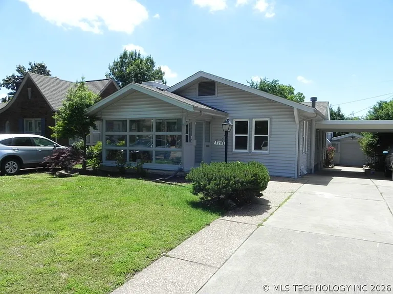 2206 E 19th St — Photo 1