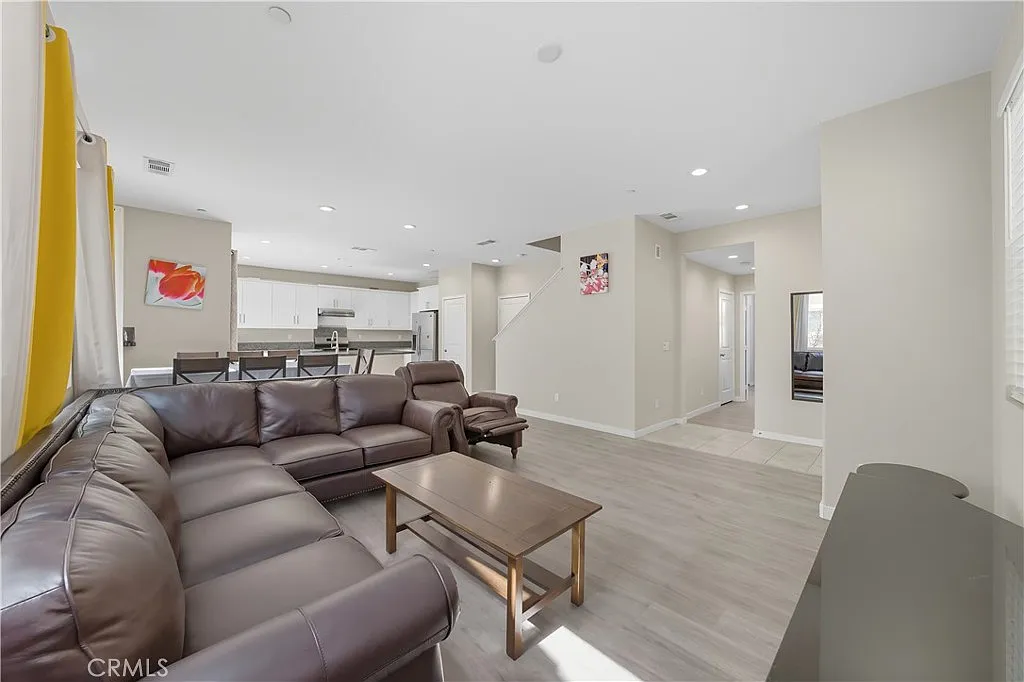 5 bed, 2250 sqft, $4,000 — Photo 2