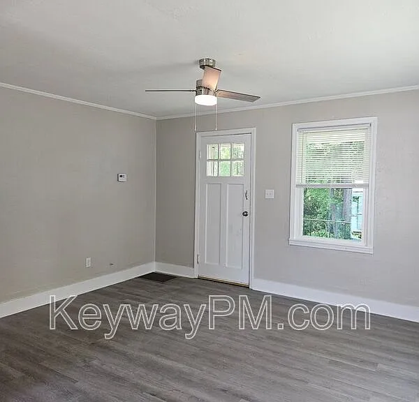 302 Crystal Lake Dr — Photo 3